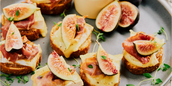 Bagietki z serem pleśniowym, szynką i figami