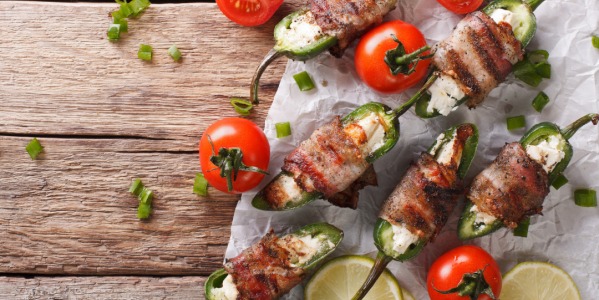 Nadziewane jalapenos owinięte boczkiem