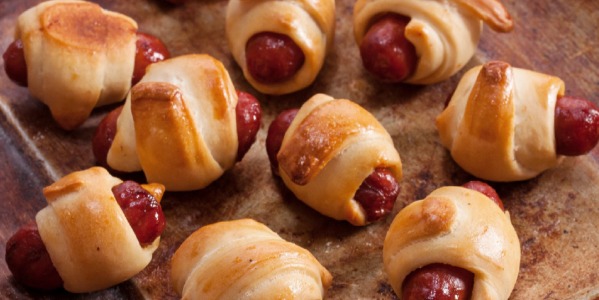 Kiełbasa zawinięta w ciasto francuskie