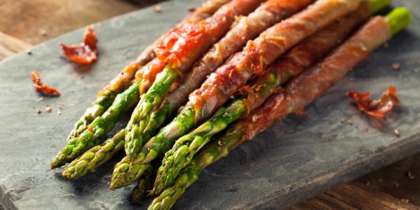 Szparagi zawinięte w prosciutto