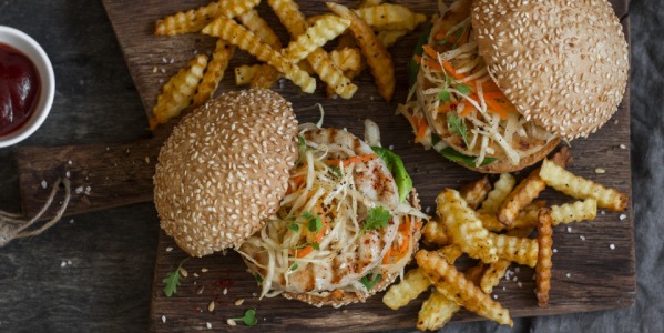 Burger z indyka z sałatką azjatycką