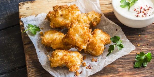 Chrupiące smażone sałatki rybne