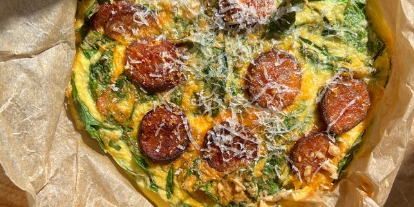 Frittata z chorizo i szpinakiem