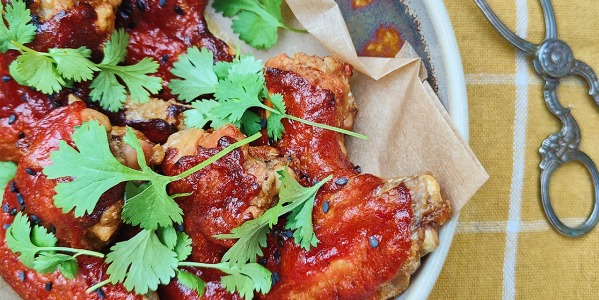 Skrzydełka w glazurze z dipem mango