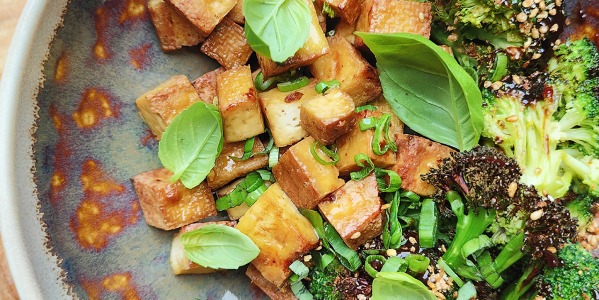 Pieczone tofu z brokułem w sosie hoisin