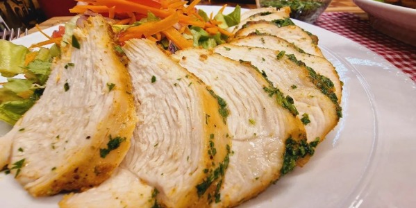 Soczysta pieczona pierś z kurczaka