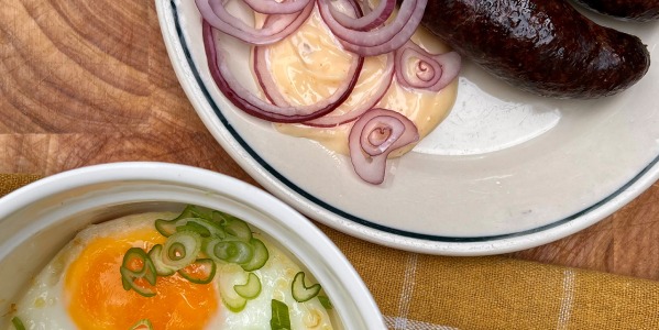 Grillowana kaszanka z sadzonym jajkiem i majonezem z pieczonym czosnkiem