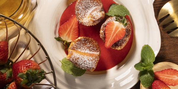 Mini serniczki z sosem truskawkowym