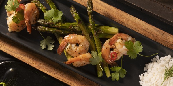 Limonkowe krewetki chilli z ryżem basmati i szparagami