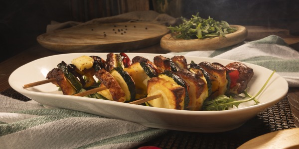 Szaszłyki warzywne z serem halloumi