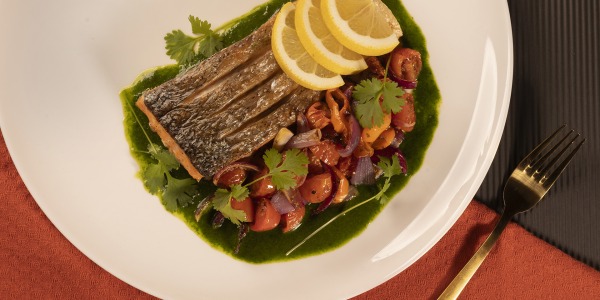 Grillowany łosoś z salsą z warzywną