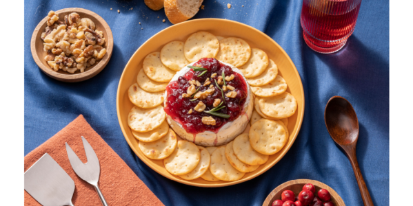 Smażony ser brie z sosem żurawinowym