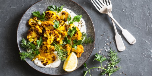 Pieczony kalafior z kurkumą