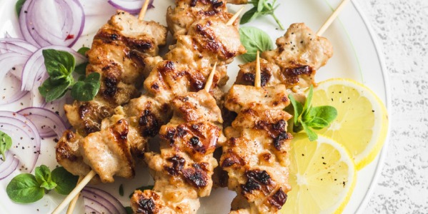 Pikantne czosnkowe szaszłyki z kurczaka