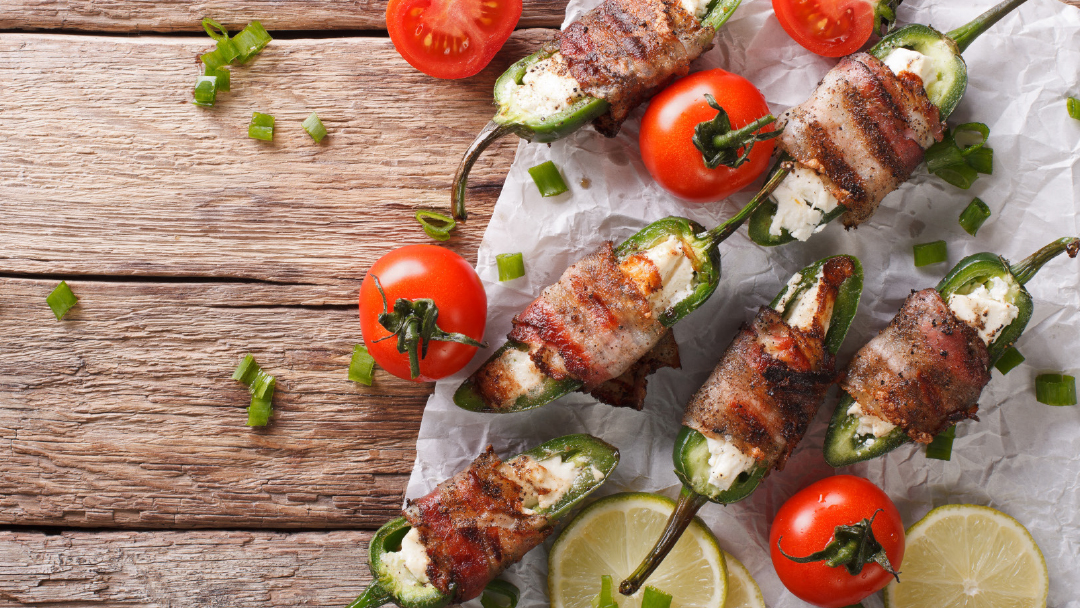 Nadziewane jalapenos owinięte boczkiem