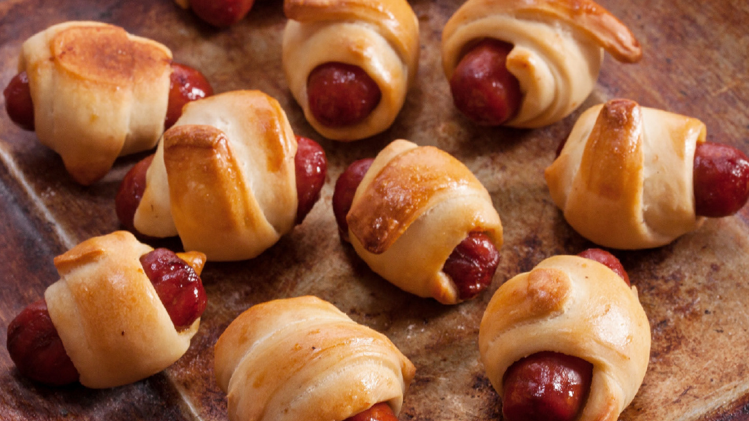 Kiełbasa zawinięta w ciasto francuskie