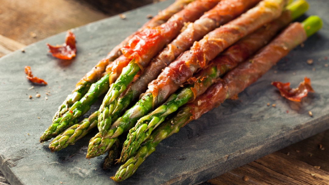 Szparagi zawinięte w prosciutto