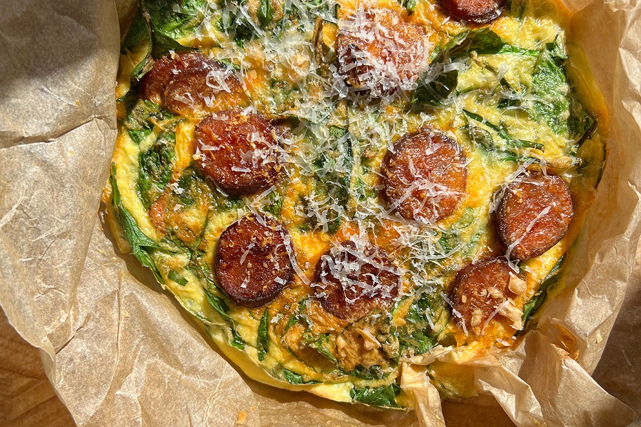 Frittata z chorizo i szpinakiem