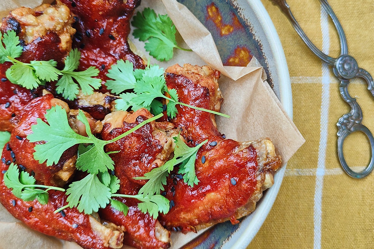 Skrzydełka w glazurze z dipem mango