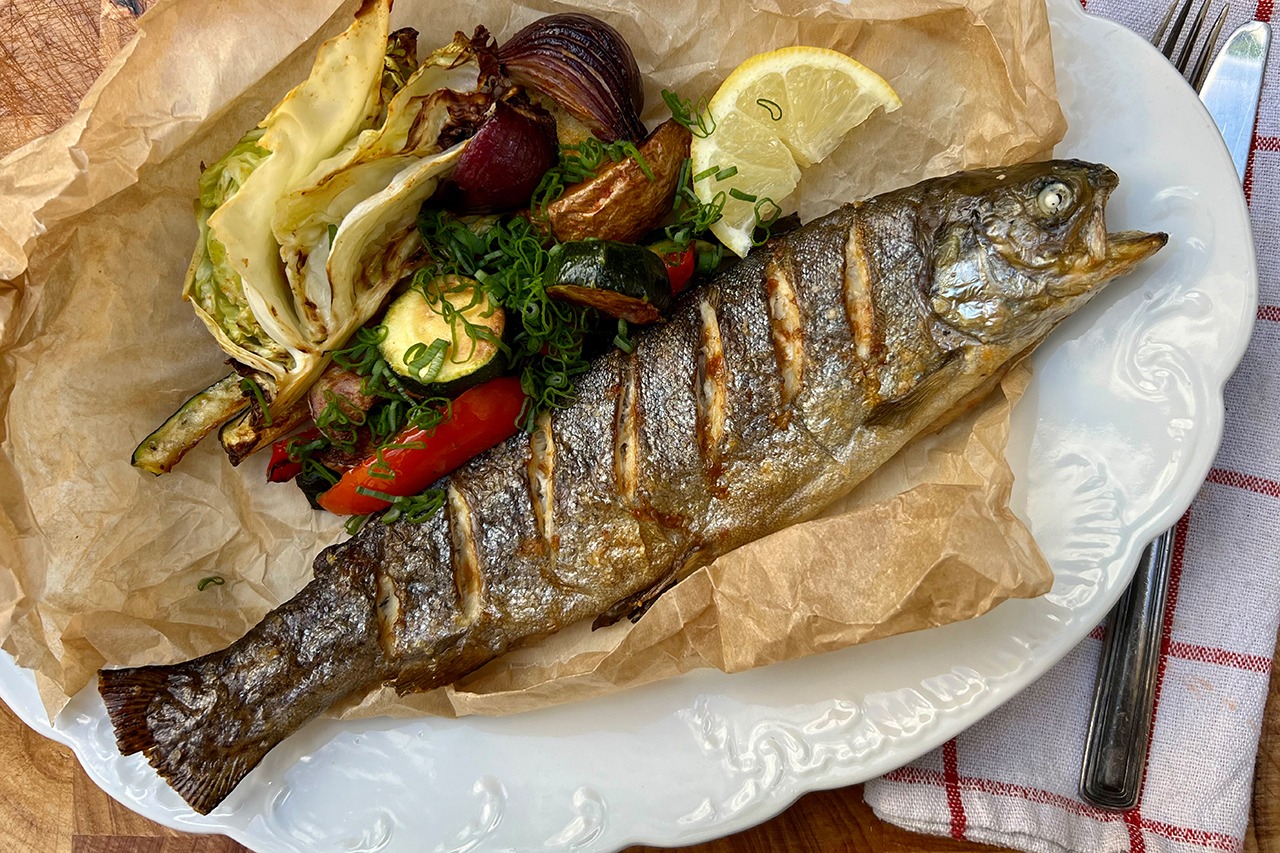 Pstrąg pieczony z warzywami