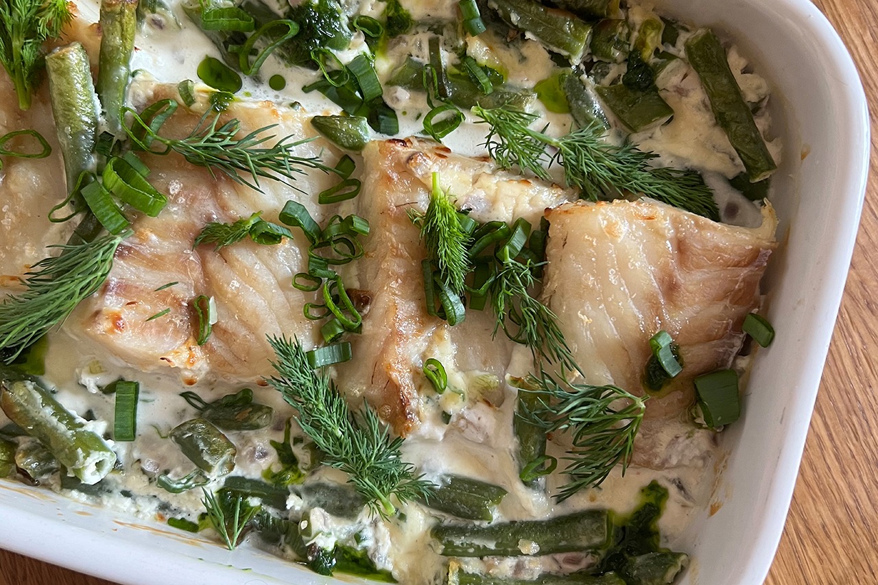 Pieczony dorsz w kremowym sosie ze szparagami