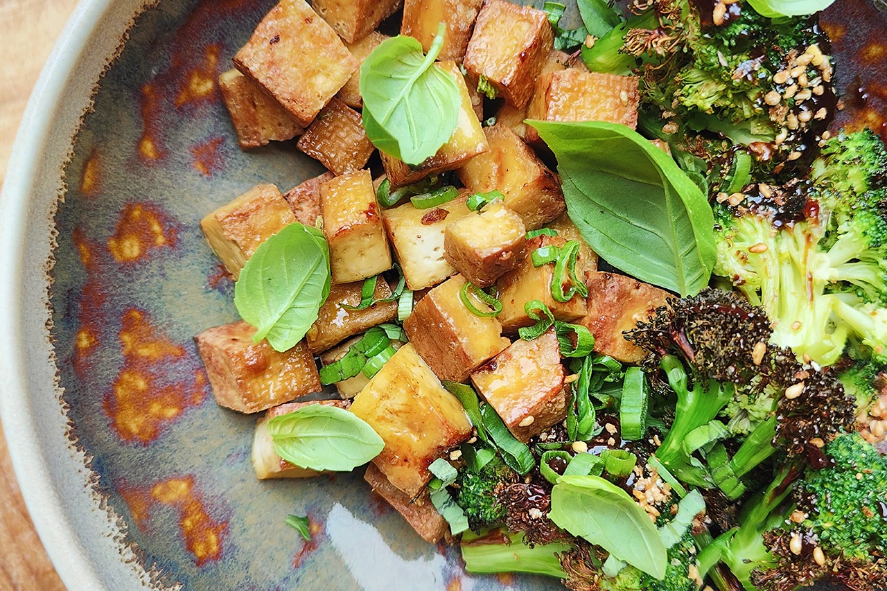 Pieczone tofu z brokułem w sosie hoisin
