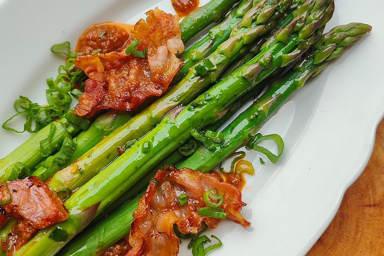 Grillowane szparagi z boczkiem i pesto rosso