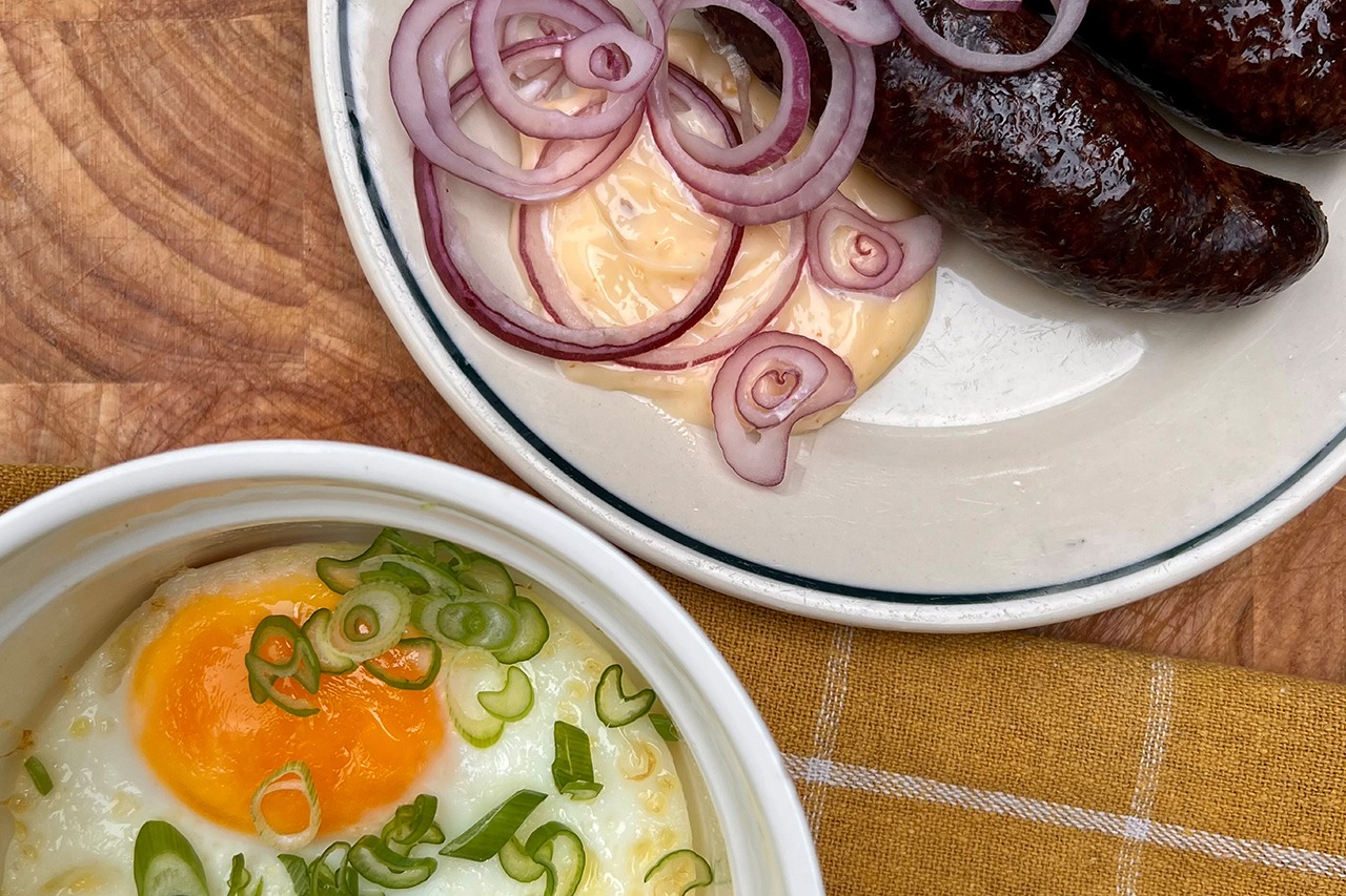 Grillowana kaszanka z sadzonym jajkiem i majonezem z pieczonym czosnkiem