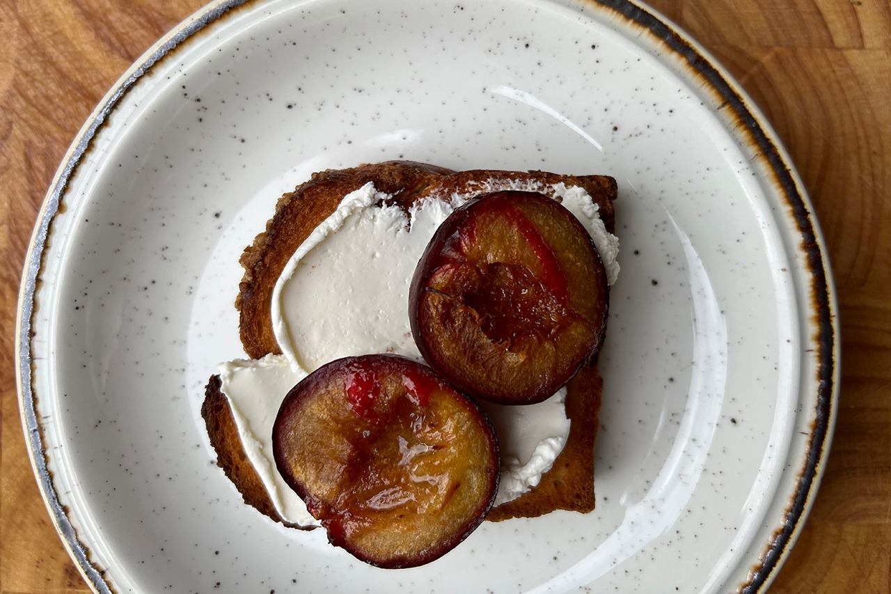Tostowana maślana chałka z pieczonym śliwkami i mascarpone