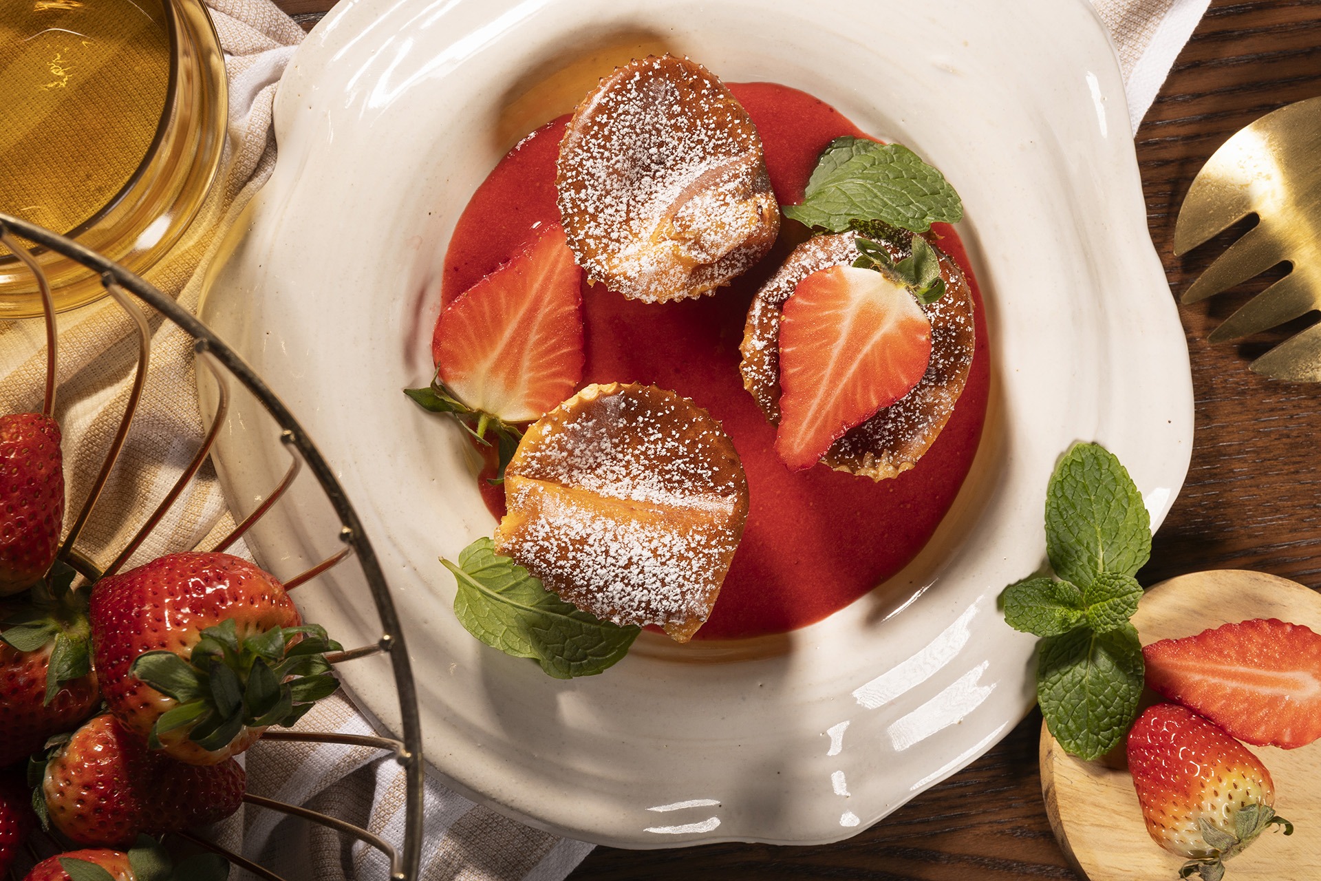 Mini serniczki z sosem truskawkowym