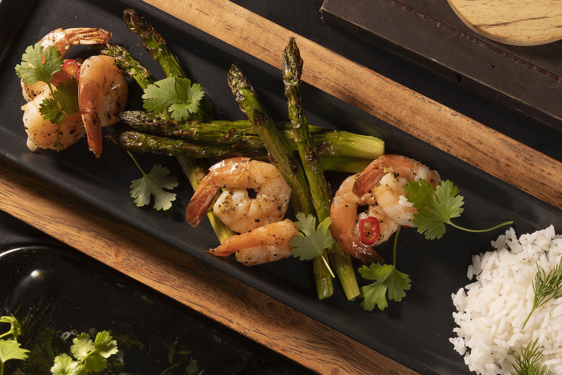 Limonkowe krewetki chilli z ryżem basmati i szparagami