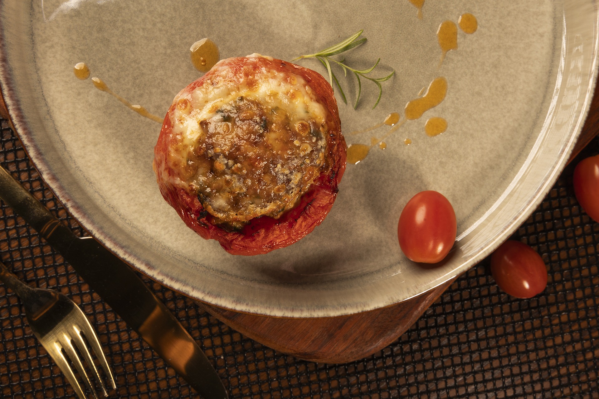 Pomidory faszerowane mięsem mielonym