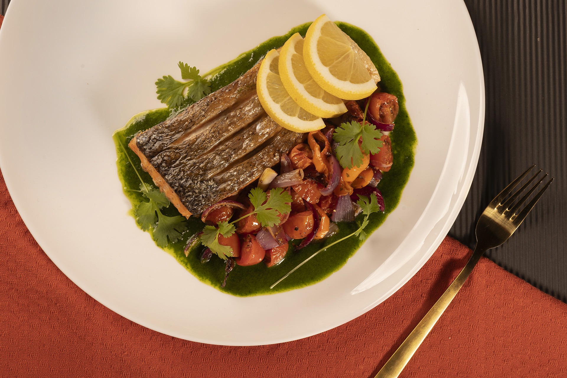 Grillowany łosoś z salsą z warzywną