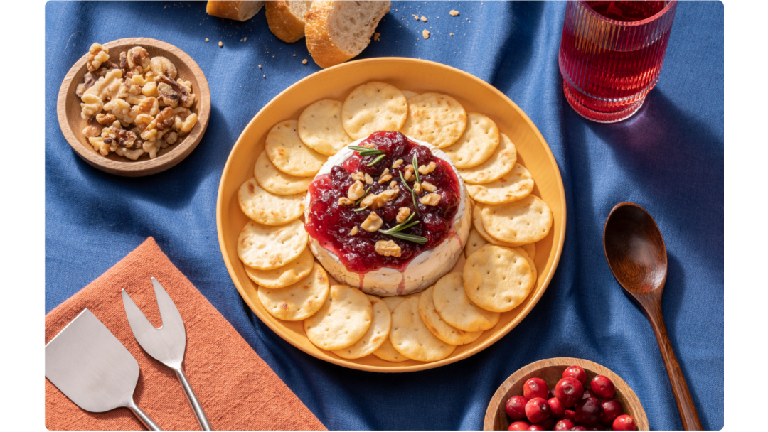 Smażony ser brie z sosem żurawinowym