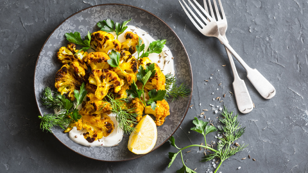 Pieczony kalafior z kurkumą
